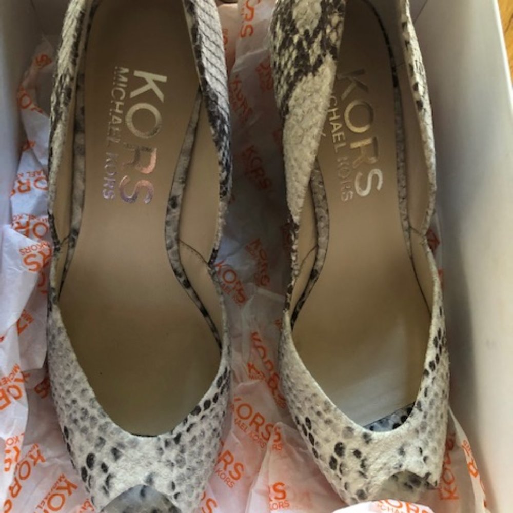 Michael Kors leather embossed heels Size 6M